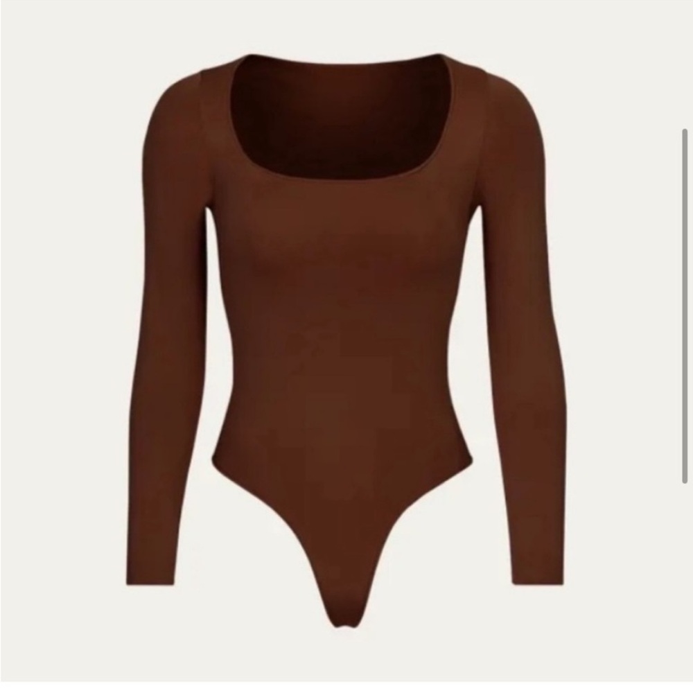 SKIMS Essential Scoopneck Long Sleeve Bodysuit in Brown